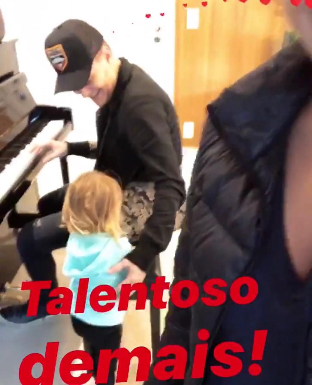 Michel Teló toca piano para os filhos (Foto: Instagram/ Reprodução)