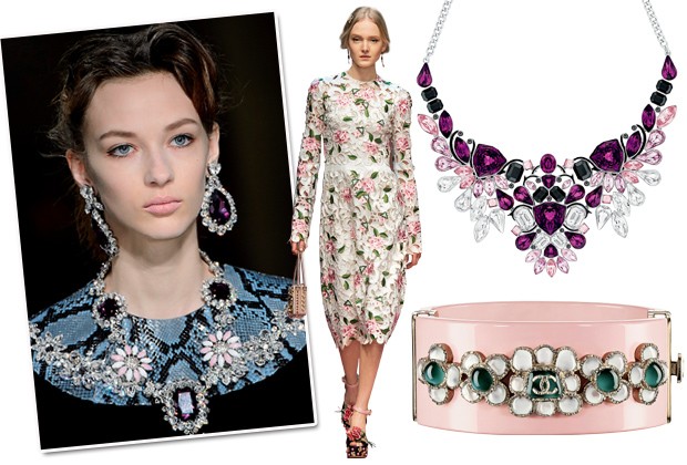 Dolce and Gabbana / Inverno 2015-2016. Colar de cristais Swarovski, R$ 1.690. Bracelete de plexiglass e resina Chanel, preço sob consulta (Foto: Imaxtree/Divulgação)
