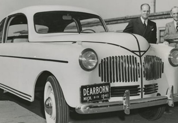 Henry Ford (dir.) apresentou o carro de plástico ao público em em 1941 (Foto: The Henry Ford/Ford Motor Company via BBC News)