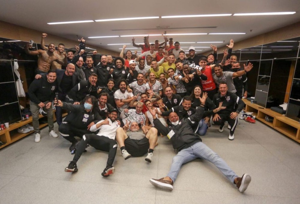 Em comemoração no vestiário do Corinthians, Mosquito ironiza título do Palmeiras: 
