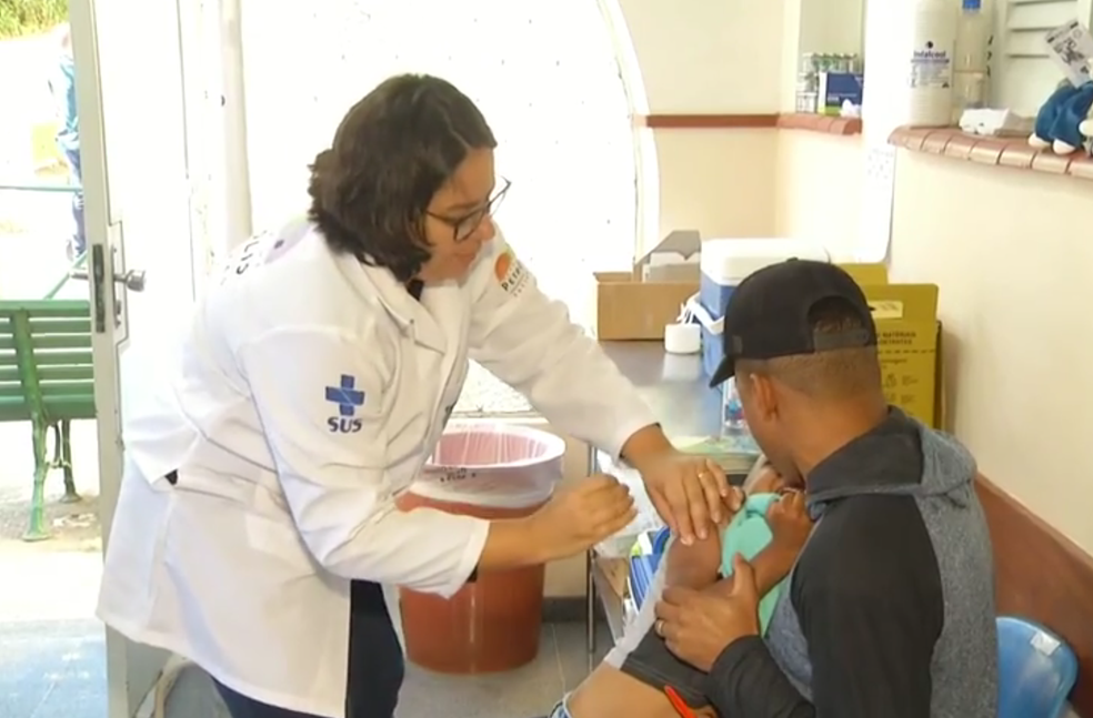 VacinaÃ§Ã£o contra a gripe em PetrÃ³polis, no Rio de Janeiro. Estado estÃ¡ entre as menores taxas de vacinaÃ§Ã£o (77,9%) (Foto: ReproduÃ§Ã£o / Inter TV)
