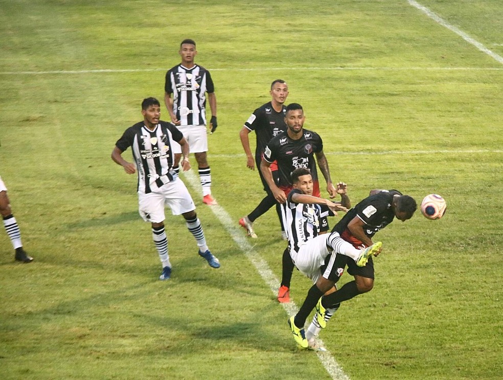 Alan Pedro chuta na trave e Willian Anicete marca no rebote — Foto: Alexandre Lago