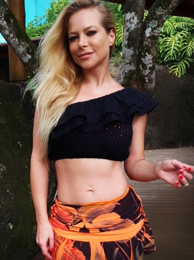 Jackeline Petkovic exibe barriga chapada em Ilha Bela (Foto: Reprodução/Instagram)