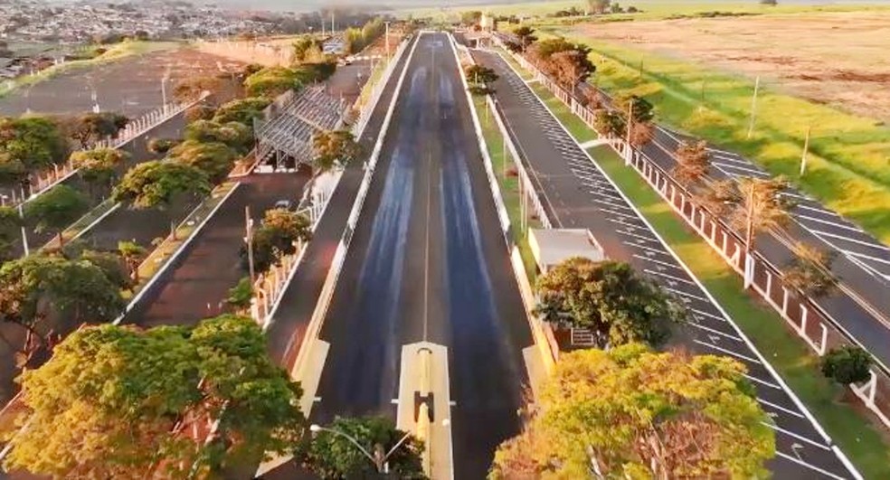 Pista de arrancadas fica instalada dentro da área do Recinto da Fapi de Ourinhos — Foto: Reprodução/Facebook