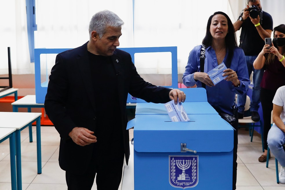 Yair Lapid, candidato do partido opositor Yesh Atid, vota em Tel Aviv para as eleições de Israel de 2021 — Foto: Corinna Kern/Reuters