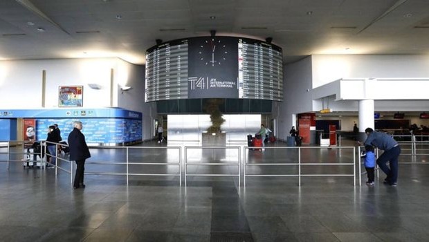 Aeroporto vazio em Nova York: pandemia tem tido impacto negativo forte sobre a indústria do turismo (Foto: PETER FOLEY/EPA)