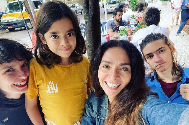 Claudia Ohana com a filha e os netos  (Foto: Reprodução/Instagram)