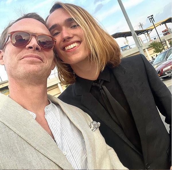 O ator Paul Bettany com o filho Stellan (Foto: Instagram)