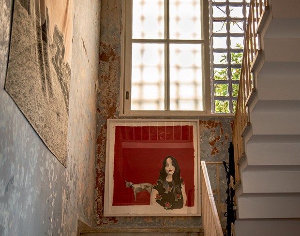 Lifestyle Rita Wainer - A escada com paredes descascadas e obra de Pinky Wainer (Foto: Ana Branco)