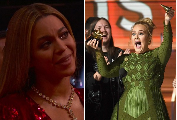 Beyoncé emocionada e Adele com o troféu do Grammy quebrado (Foto: Reprodução/Getty Images)