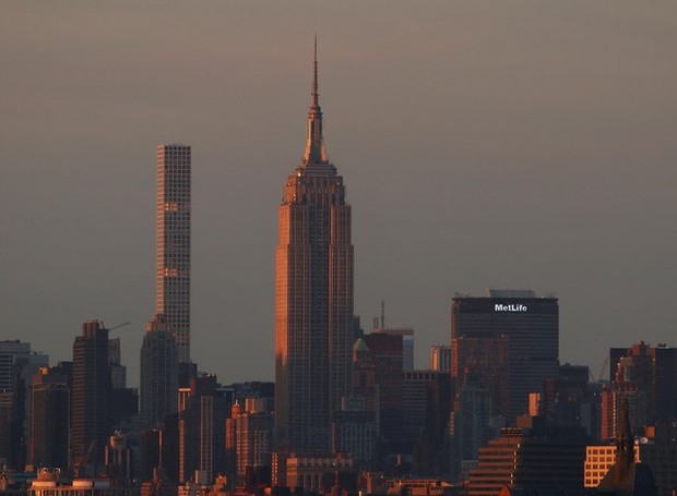 O edifício pode ser visto no horizonte de Nova York. À esquerda do Empire State Building ao pôr do sol (Foto: Getty Images)