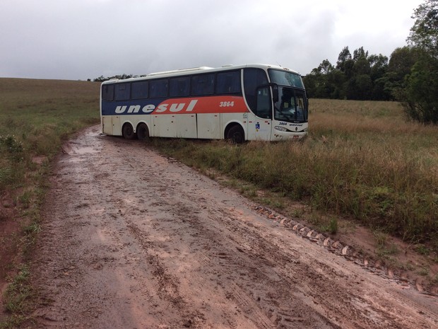 Ônibus foi levado até estrada de chão por criminosos (Foto: Eder Calegari/RBS TV)
