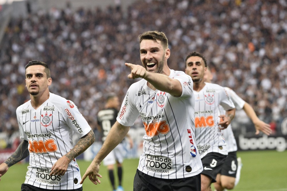 Análise: Corinthians ganha variações, cresce ofensivamente e pratica futebol mais vistoso