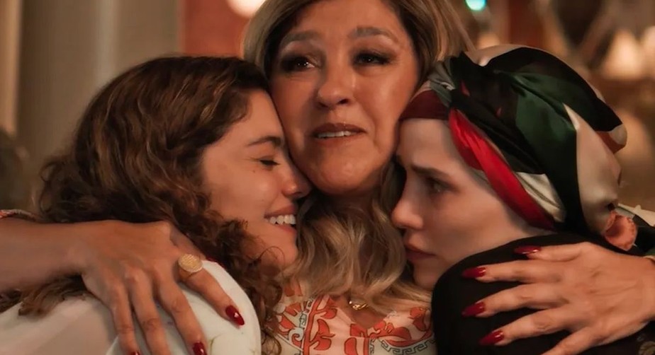 A vilã Zoé (Regina Casé) entre as filhas Maíra (Sophie Charlotte) e Vanessa (Letícia Colin)