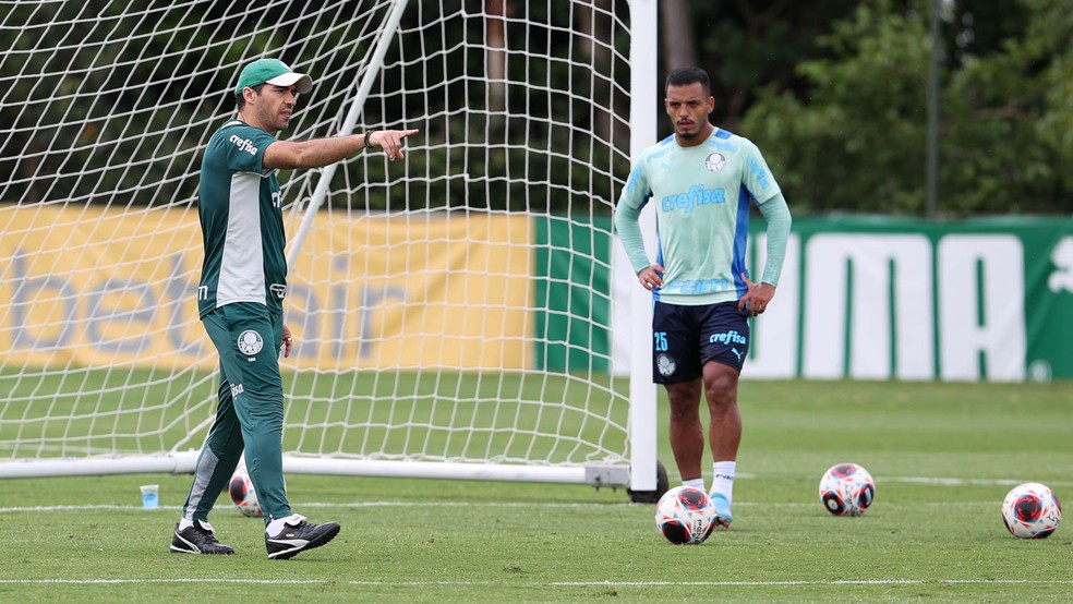 Abel Ferreira oriente Gabriel Menino e jogadores em treino do Palmeiras — Foto: Cesar Greco/Palmeiras