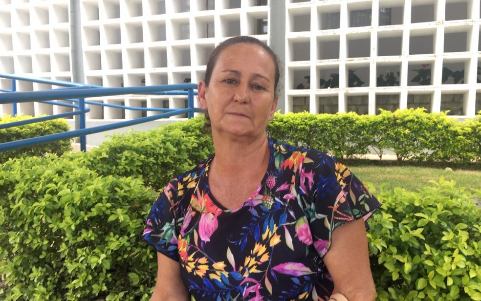 A dona de casa Edileuza Vieira desconfia que o vírus possa se espelhar pela cidade — Foto: Sílvio Túlio/G1