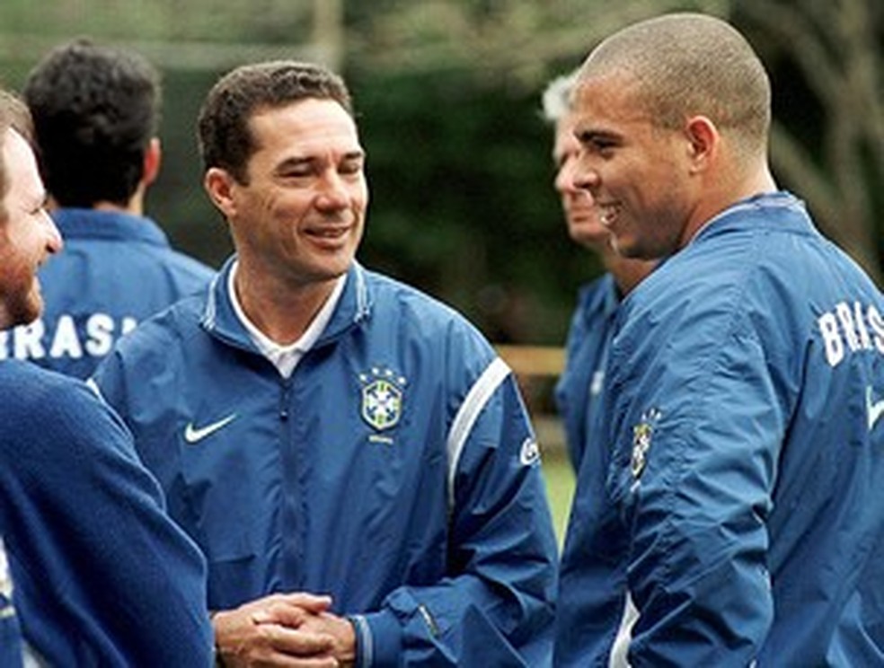 Vanderlei Luxemburgo e Ronaldo durante a Copa América de 99 — Foto: AFP