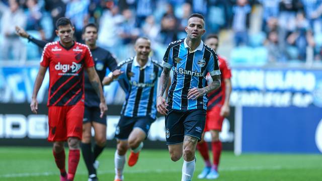 Luan marca contra o Athletico