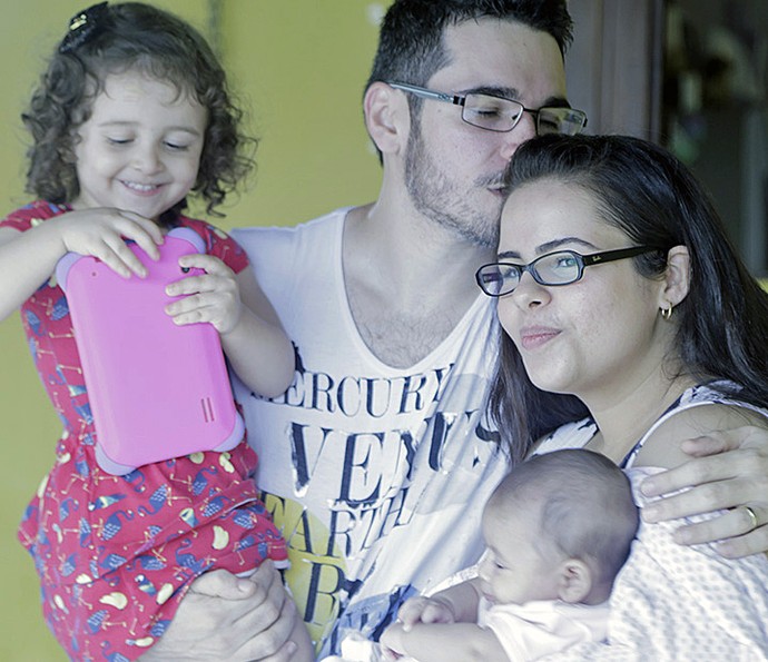 Alan com os filhos e a esposa Thais (Foto: João Mello/Gshow)