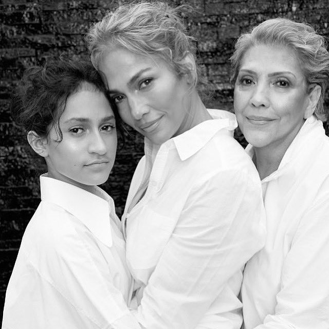 Jennifer Lopez surge radiante ao lado da mãe Guadalupe Rodriguez e da filha Emme  (Foto: Reprodução)