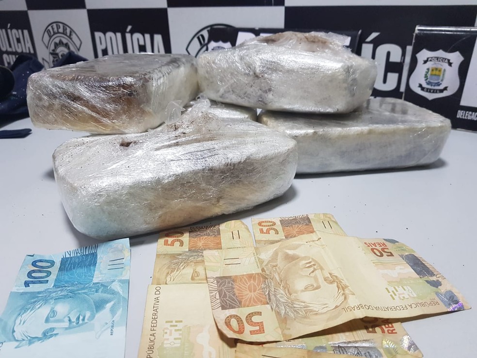 Droga e dinheiro encontrados pela Polícia Civil junto com o suspeito, em Teresina — Foto: Divulgação/PC-PI