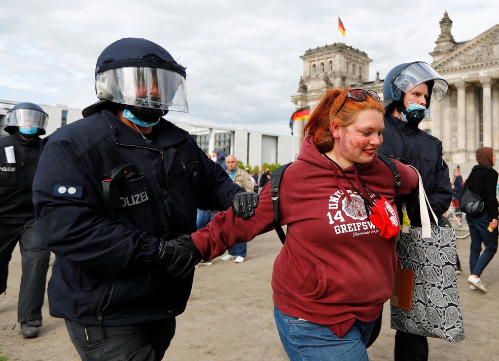 Policial detem manifestante durante protestos contra medidas restritivas do governo contra a Covid-19 em Berlim. — Foto: Fabrizio Bensch/Reuters