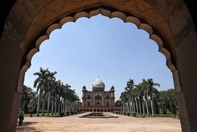 BBC - O túmulo de Safdarjung, em Delhi, na Índia, onde o governo limitou grandes encontros de pessoas (Foto: ADNAN ABIDI / REUTERS via BBC)
