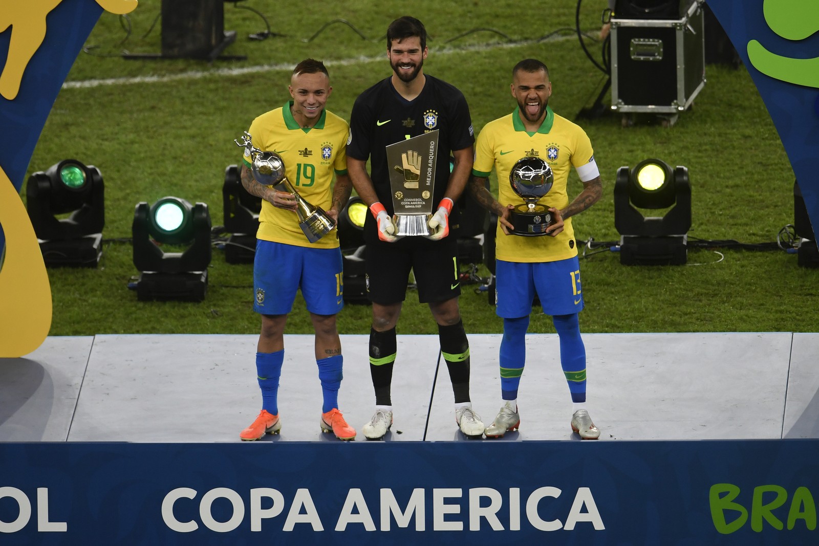 Relembrar é viver: Daniel Alves, o melhor jogador da Copa América 2019!