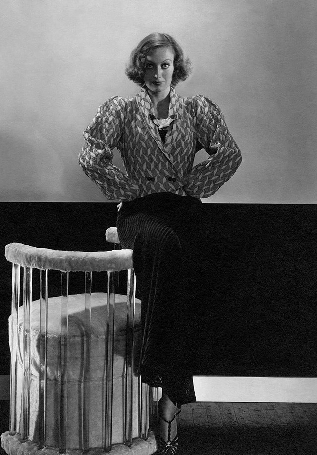 Joan Crawford wearing a Schiaparelli dress with a matelasse crepe jacket. (Photo by Edward Steichen/Condé Nast via Getty Images) (Foto: Conde Nast via Getty Images)