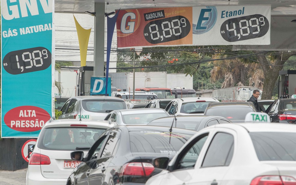 Fila de carros para abastecer em posto de combustível na Avenida Engenheiro Caetano Álvares, no bairro do Limão, na zona norte de São Paulo, que vende etanol a R$ 4,89 reais o litro (Foto: Daniel Teixeira/Estadão Conteúdo)