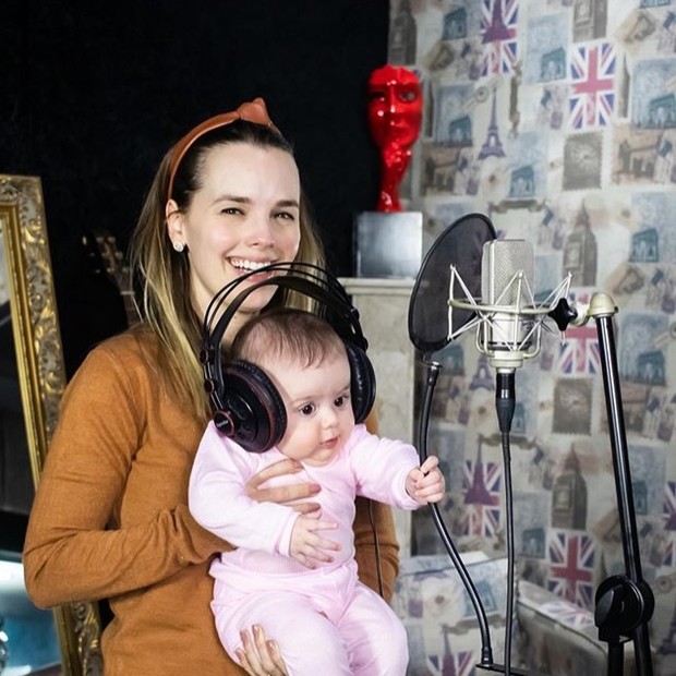  Thaeme Mariôto e a filha Liz de 5 meses (Foto: reprodução/ instagram)