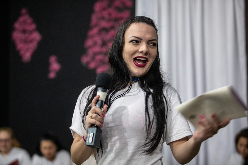 K. P. tem três poesias publicadas no livro. Ela gosta de estudar neurociência e mecânica quântica. — Foto: Fábio Tito/G1