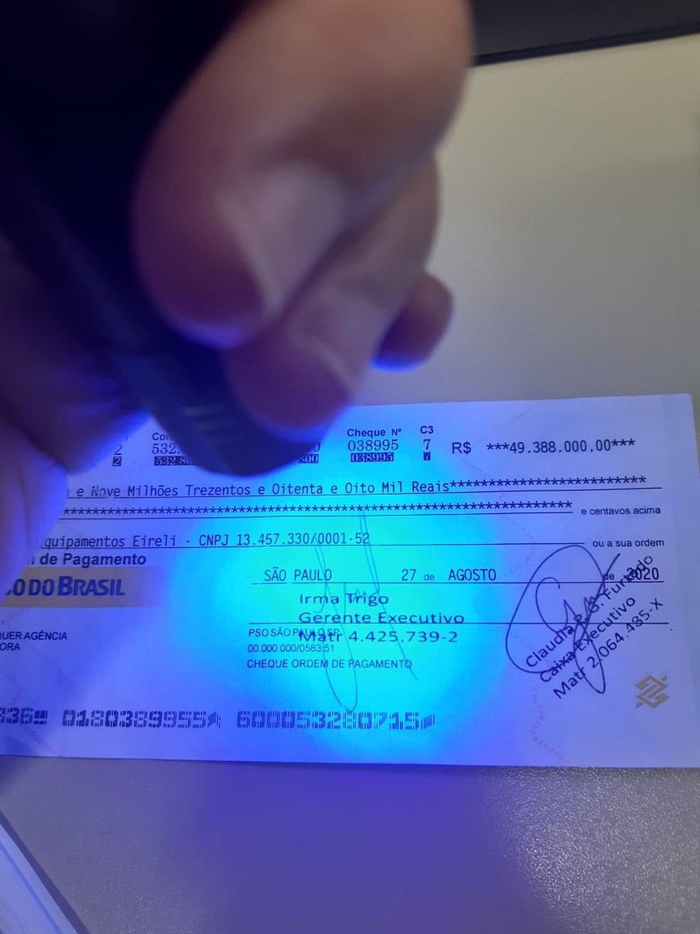 Luz ultravioleta : cheque utilizado brilha ao ser exposto — Foto: Divulgação