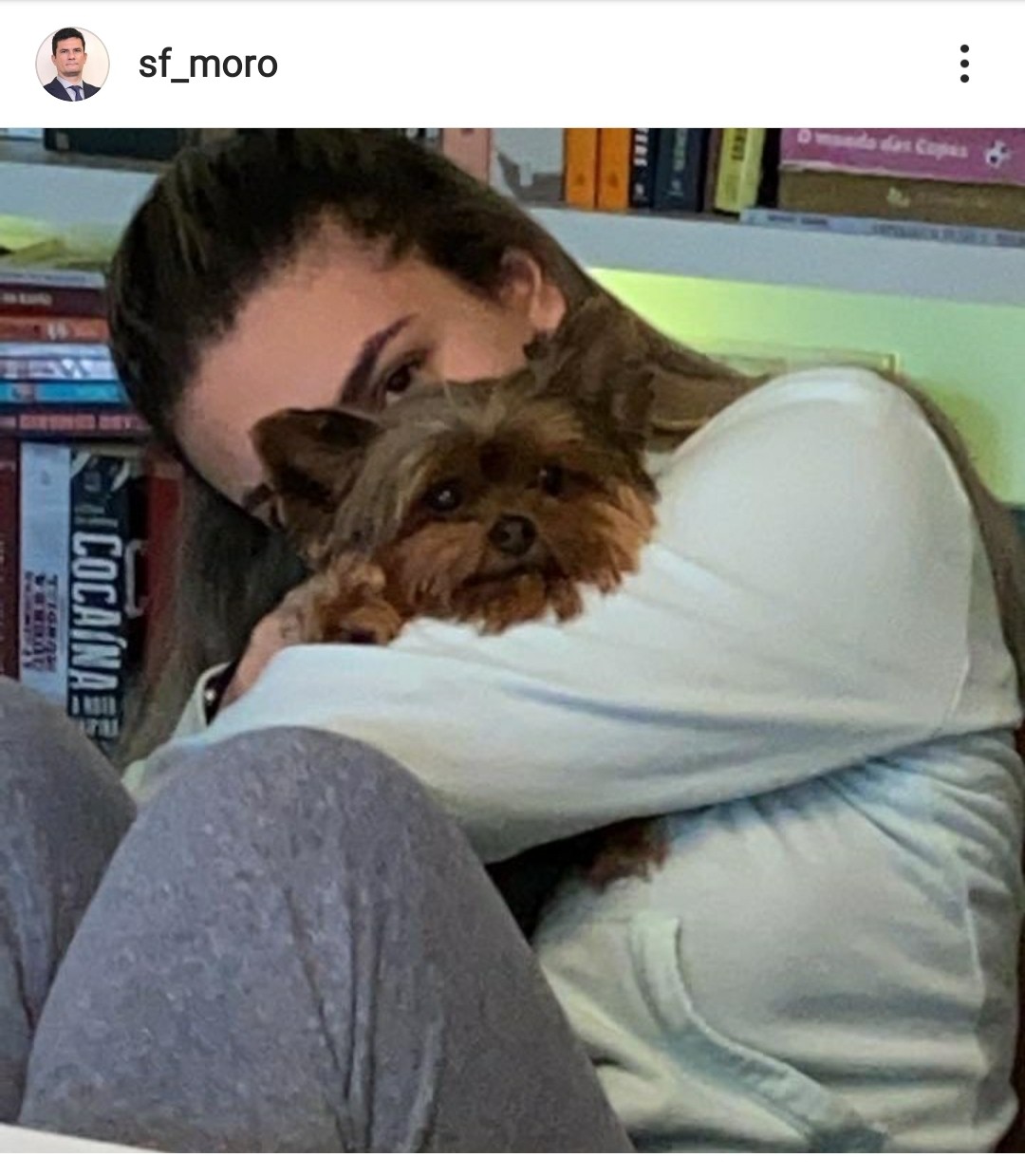 Julia Moro com a mascote da família (Foto: Reprodução/ Instagram)