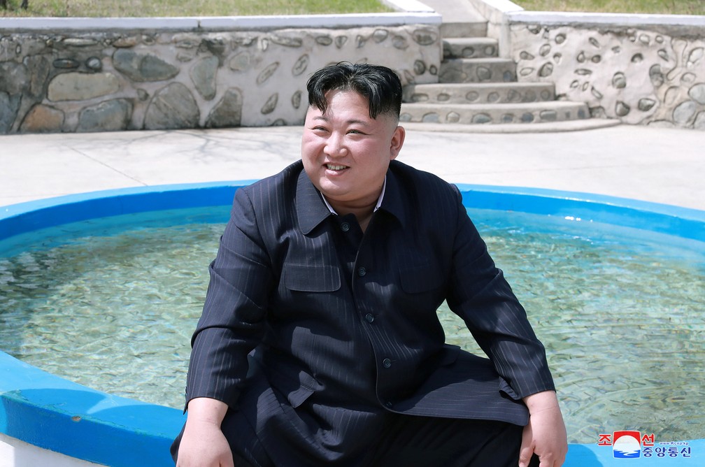 Ditador da Coreia do Norte, Kim Jong-un, em visita a fazenda de peixes na terça-feira (16) — Foto: KCNA via Reuters