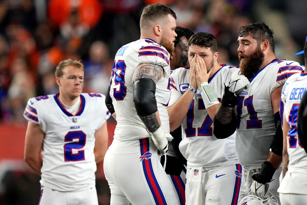 Jogadores do Buffalo Bills consternados com a situação de Damar Hamlin — Foto: Reuters