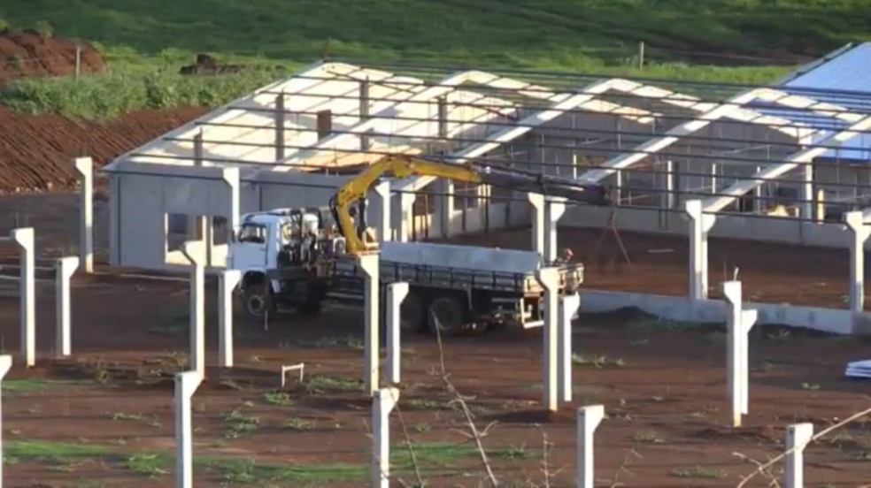Construção de aviários no Paraná — Foto: RPC/Reprodução