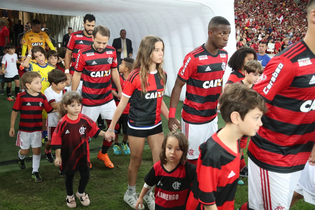 Com olhos arregalados, a entrada de quem ouve o coro "fica, Vinicius" (Foto: Gilvan de Souza/Flamengo)