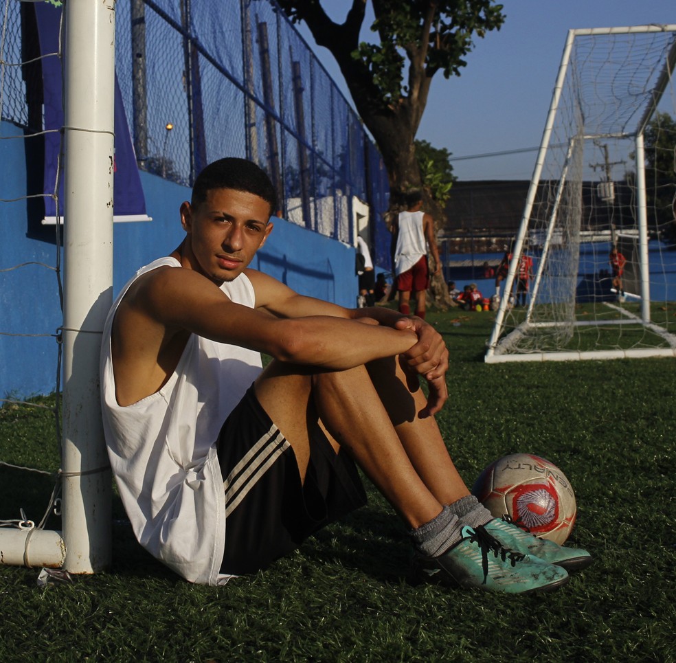 Vitor Hugo Costa da Silva, jogador do time da Vila Vintém, que vai disputar a Taça das Favelas — Foto: Ronald Lincoln Jr./ge