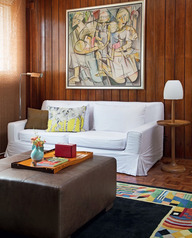 apartamento-diptico-sala-de-tv-lambri-de-jacaranda-sofa-tapete-quadro (Foto: Evelyn Müller/Editora Globo)