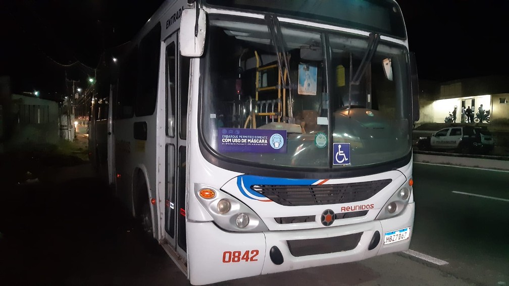 Ônibus assaltado em Natal — Foto: Sérgio Henrique Santos/Inter TV Cabugi