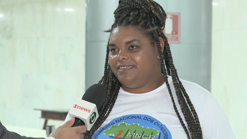Aline Sousa, de 33 anos, entregou faixa para o presidente Lula — Foto: TV Globo/Reprodução