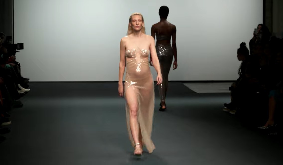 Modelo revela gravidez na passarela de London Fashion Week (Foto: reprodução/YouTube)