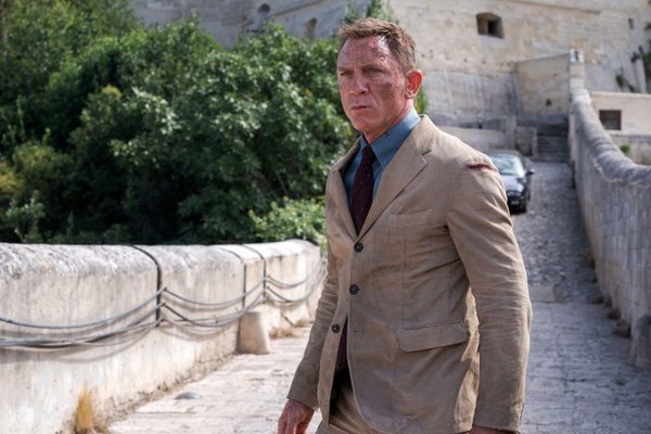 O ator Daniel Craig na cidade italiana de Matera em cena de 007 - Sem Tempo Para Morrer (Foto: Reprodução)