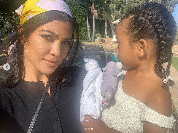 Kourtney Kardashian com uma das filhas da irmã Kim Kardashian (Foto: Instagram)
