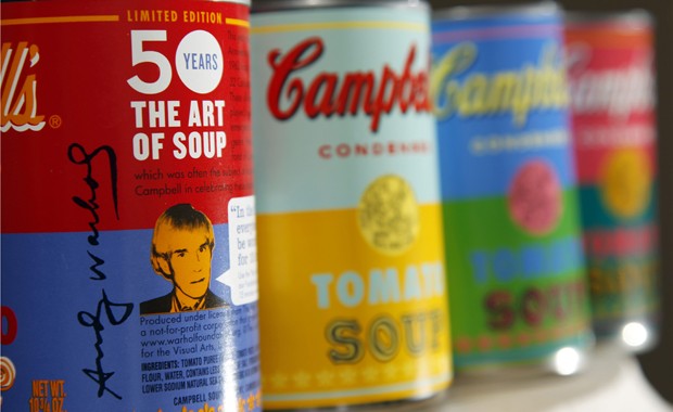 Edições limitadas da sopa Campbell, em homenagem a Andy Warhol, divulgadas nesta quarta (29) (Foto: AP/Mel Evans)