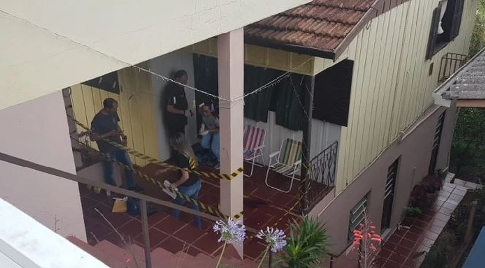 Perícia realizada na casa da vítima em Itapiranga — Foto: Reprodução/ NSC TV