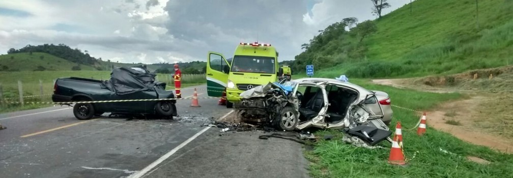 Acidente entre carros na BR-101, em Atílio Vivácqua (Foto: Anna Paula Bonato/ TV Gazeta)