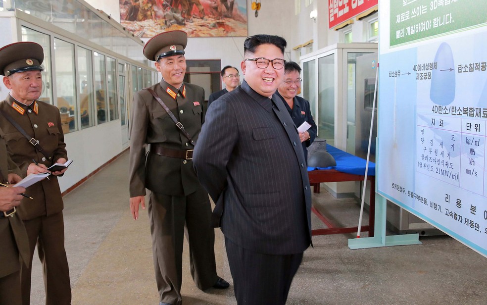 O líder da Coreia do Norte, Kim Jong-Un, sorri durante visita ao Instituto de Materiais Químicos da Academia de Ciência Militar, em Pyongyang, em foto divulgada pela Agência Central de Notícias Norte Coreana na quarta (23) (Foto: KCNA/via Reuters)