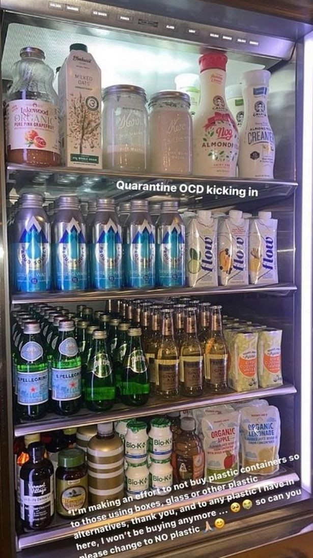 A foto compartilhada por Kourtney Kardashian mostrando o interior de sua geladeira (Foto: Instagram)